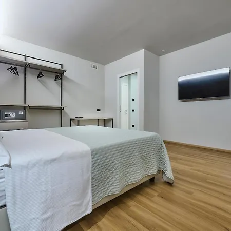 Lägenhet Bilocale Elegante- Via Sassi, Lecco